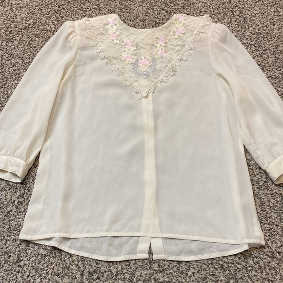 VNTG Nilani Lace Bid Blouse with Buttons Down the Back - Picture 8 of 9